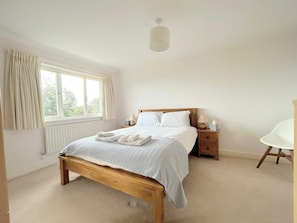 Large bedroom with Kingsize bedroom and sea views