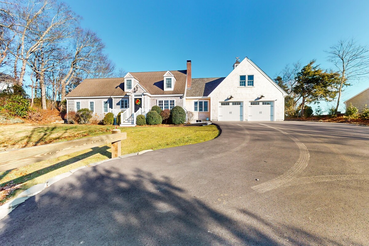 Oceanfront charmer with deck, pergola, grill, full kitchen, telescope, & W/D