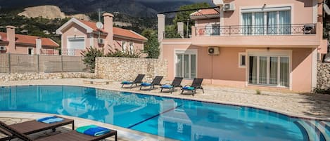 Delightful Kefalonia Villa | 3 Bedrooms | Villa Mare Blue | Private Pool & Close to Amenities | Trapezaki