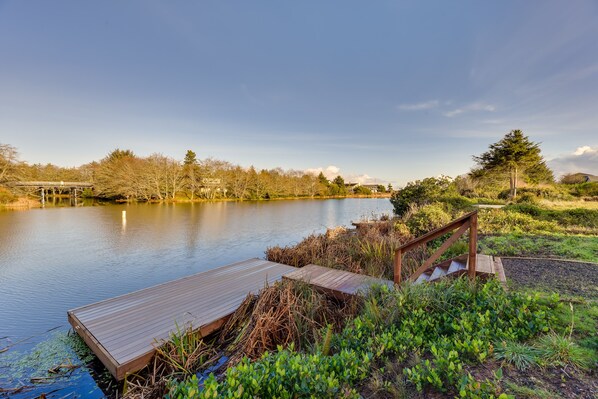 Ocean Shores Vacation Rental | 2BR | 1BA | Stairs Required | 936 Sq Ft