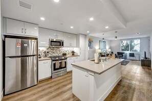 Irvine 1 Bedroom Kitchen