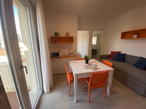 Tabelle, Möbel, Eigentum, Stuhl, Gebäude, Holz, Interior Design, Die Architektur, Fussboden, Flooring