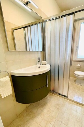Spiegel, Zapfhahn, Armatur, Eigentum, Bad Sink, Sinken, Gebäude, Badezimmer, Interior Design