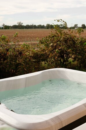 Outdoor spa tub