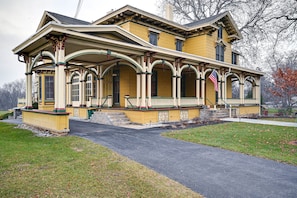 2-Story House | Pet Friendly w/ Fee | 0.8 Mi to Downtown