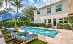 Hedged, fully walled in backyard oasis -       Putting Green & Corn Hole