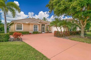 SW28388 - Spacious and modern 3 bedroom plus den, 2 bath home, with tasteful décor and secluded pool area! 5 minutes form the Gulf Beaches!