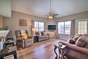 Living Room | Free WiFi | Central A/C | View of Lake Taneycomo