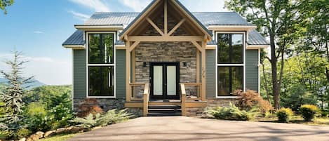 Starry Night Owl: Stunning 4 bedroom luxury indoor pool cabin retreat just 10 minutes from Pigeon Forge Parkway with no steep mountain roads, plenty of flat parking, and houses up to 12 guests