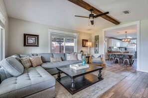 Living Room | Central Air Conditioning | Free WiFi | Keyless Entry
