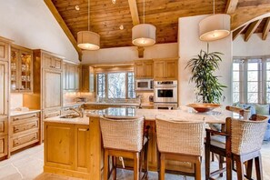 FULLY EQUIPPED GOURMET KITCHEN
