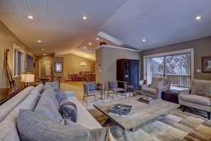 Main Floor Open Floor Plan great for Family Gathering