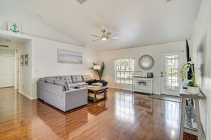 Living Room | Sleeper Sofa | Smart TV | Central Heating & A/C | Free WiFi