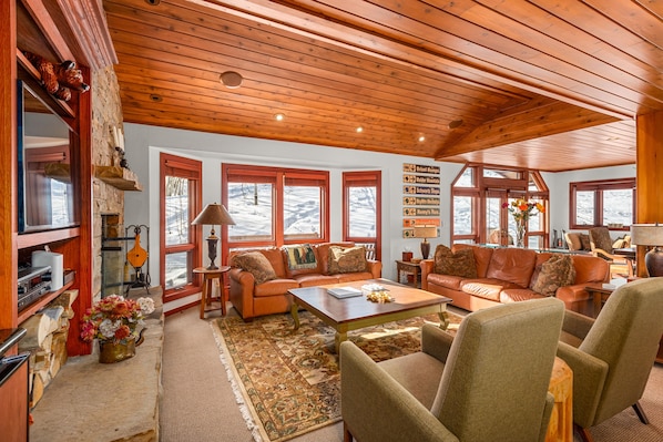 Furniture,Indoors,Living Room,Couch,Hardwood