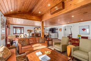 Indoors,Furniture,Living Room,Room,Hardwood