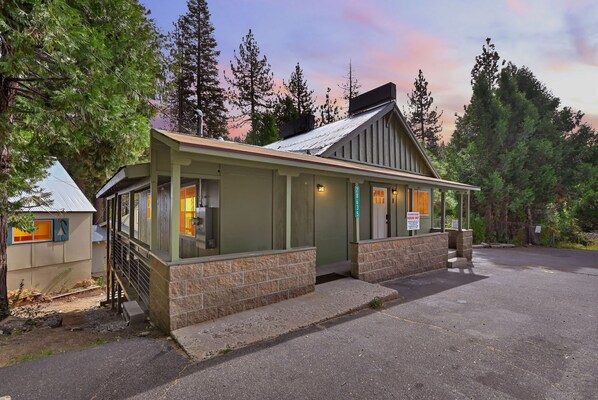 Rivers Resort Cabin #1 "Millport"