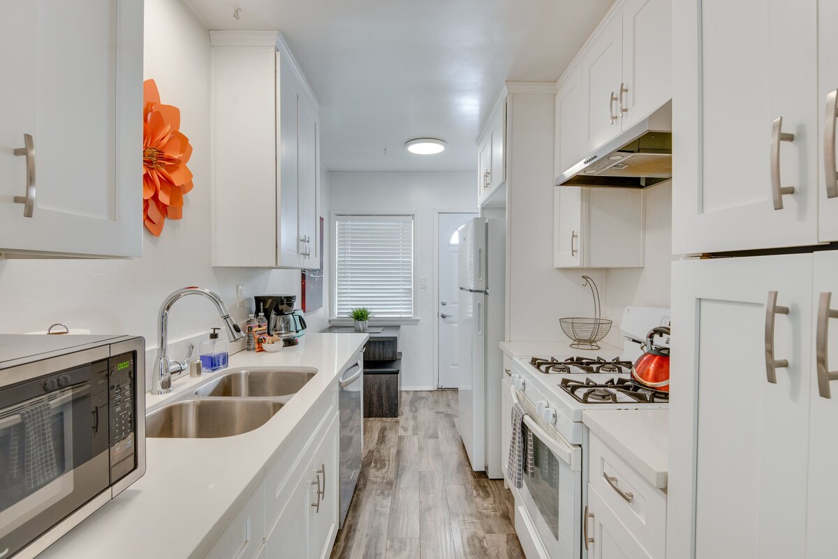 Welcoming Van Nuys Apartment Near Griffith Park