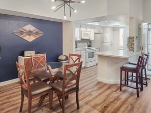 Kitchen/dining room and bar seating