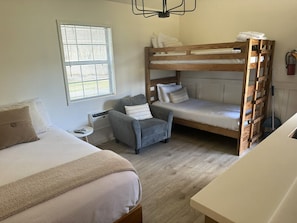 Cabin #6 - Simple & Elegant, Queen Bed and Bunk Beds in the main room