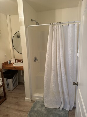 Refresh - Full shower in the private bathroom