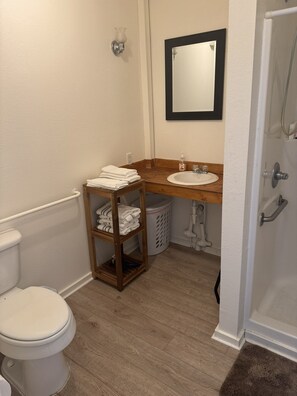 Refresh - Full shower in the private bathroom