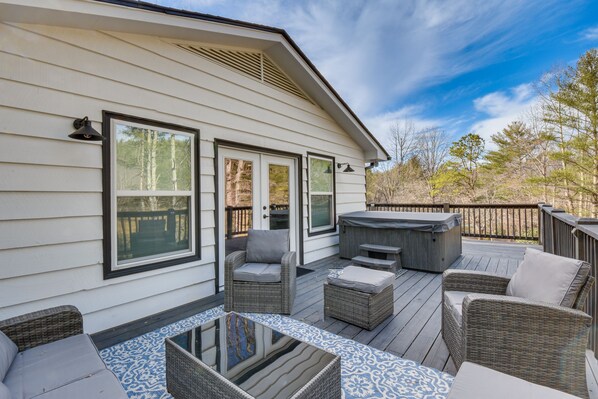 Highlands Vacation Rental | 3BR | 3.5BA | Steps Required | 1,400 Sq Ft