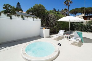 Autumn, Balcony / Terrace / Patio, Building Exterior, Hot Tub, Outdoor, Spring, Summer