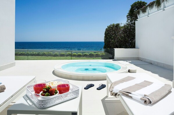 Autumn, Balcony / Terrace / Patio, Building Exterior, Garden, Hot Tub, Outdoor, Scenic View, Spring, Summer