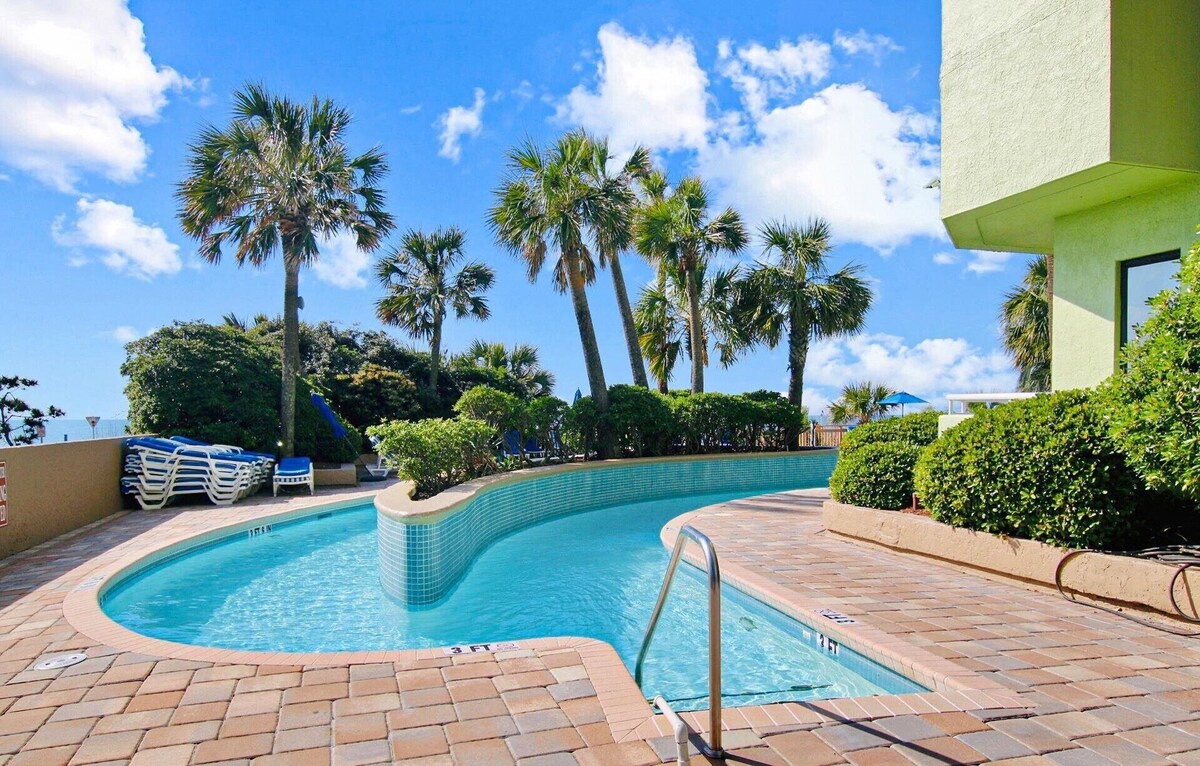 Beautifully Renovated Ocean and Pool View Condo -Coral Beach 848