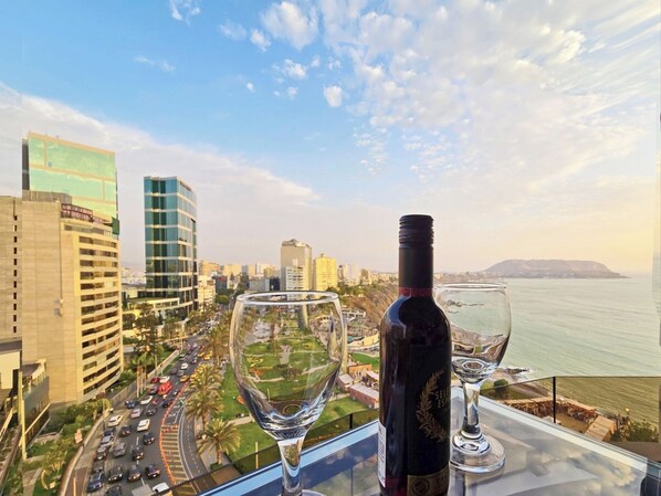 Hermosa terraza abierta con balcon , con hermosas vistas al Oceano Pacifico