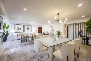 Moderna y amplia sala, con comedor de Marmol para 10 personas