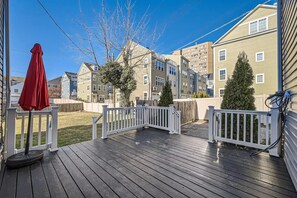 Deck of the back of the house with a nice ambiance