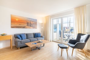 Wohnzimmer mit Balkon