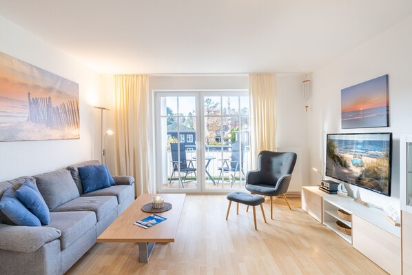 Wohnzimmer mit Balkon