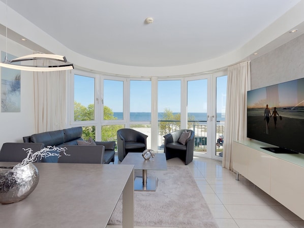 Wohnzimmer mit Panoramafenster und Ostseeblick