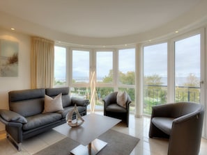 Wohnzimmer mit Panoramafenster und Ostseeblick