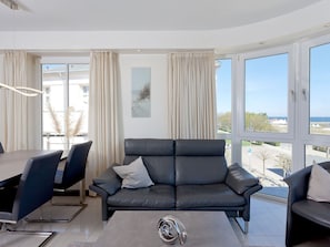 Wohnzimmer mit Panoramafenster und Ostseeblick