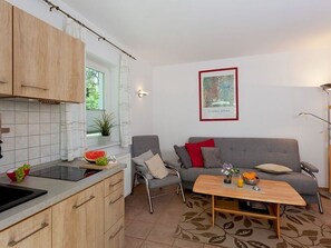 Kombinierter Wohn-, Ess- und Kochbereich mit Terrasse