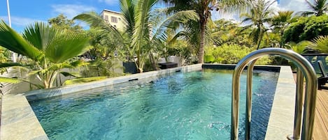 Piscine en pierre naturelle