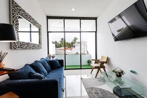 sala de estar con vista y TV