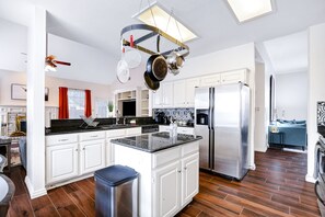Fully equipped kitchen with high quality granite countertops.