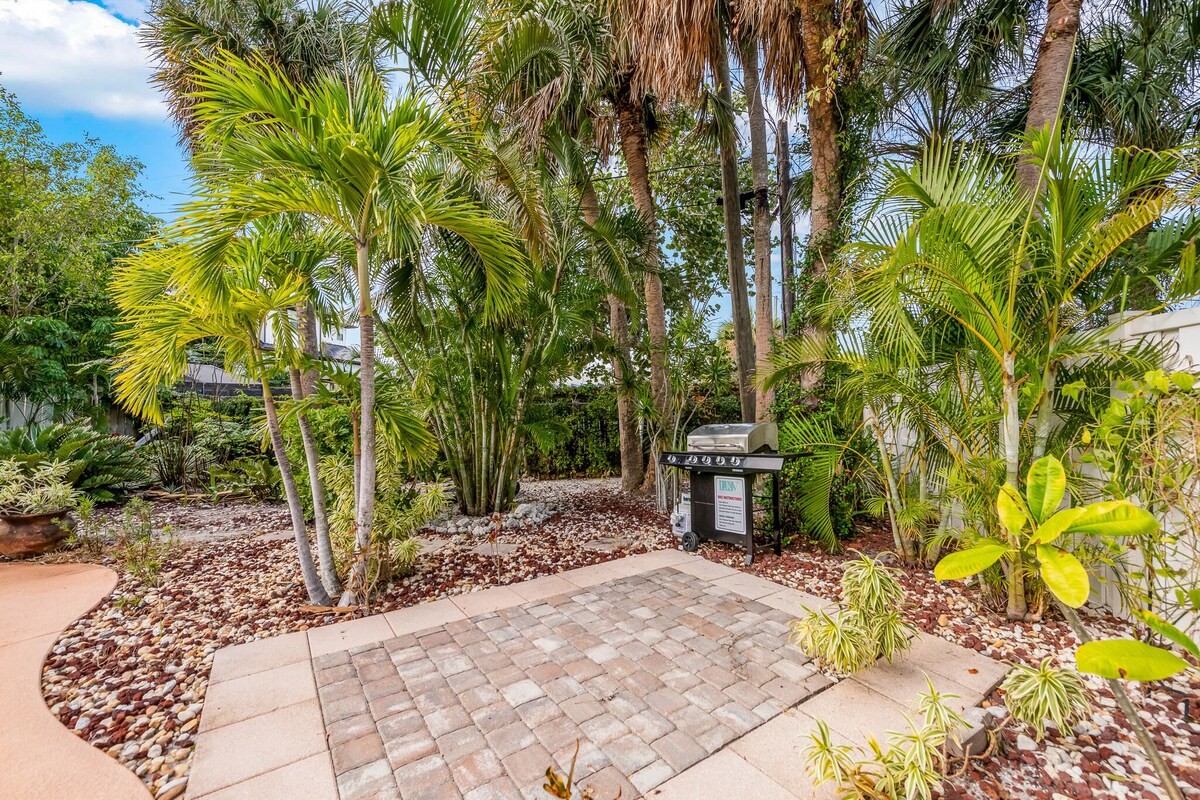 Chic home with Pool near the Beach! – The Pink Flamingo