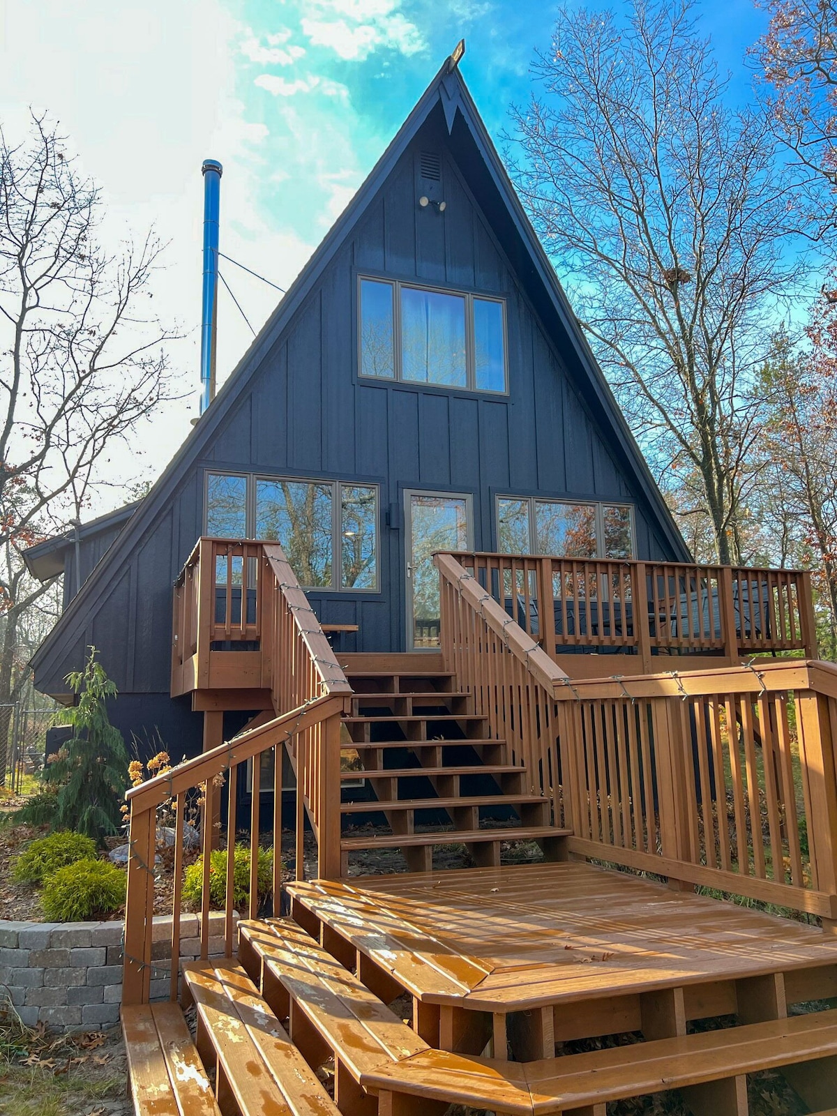 Modern A-Frame on fenced, wooded Lot. Pet friendly!