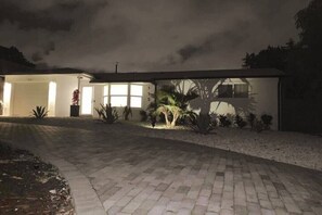 Renovated house in perfect location next to Delray Beach , Lake Ida  and beach !