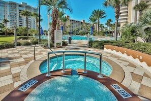 Hot tub at Harbor Landing