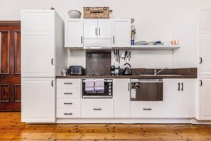 The kitchenette has everything you need to feel at home and prepare your favourite meals with the microwave, induction stovetop, dishwasher, and refrigerator.
