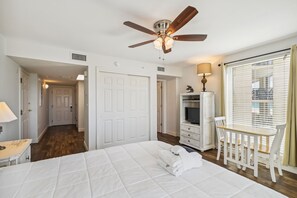 Living room/Bedroom