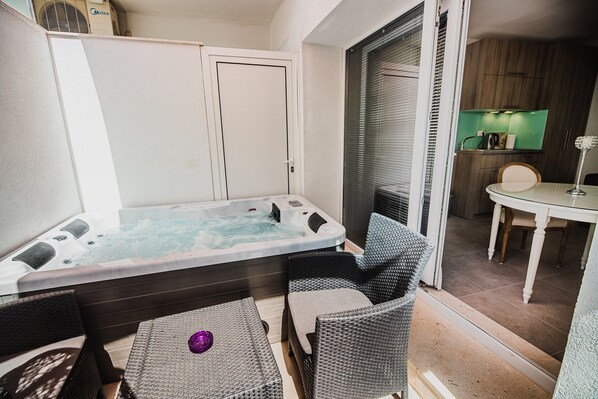 Indoor spa tub