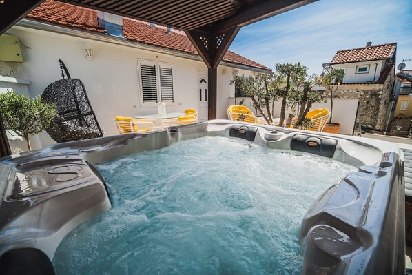 Bain à remous extérieur