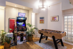 Salon avec Arcade et baby foot - Living room Arcade and baby foot